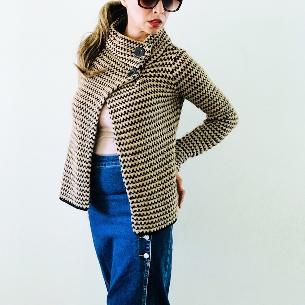 SOLD Classic sweater size Small - Picture 2 of 4